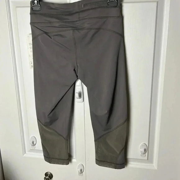 NWT LOLE RUN CAPRIS LOLE LEGGINGS XS GREY WITH YELLOW TRIM LOGO  REG 80$ - Picture 11 of 14